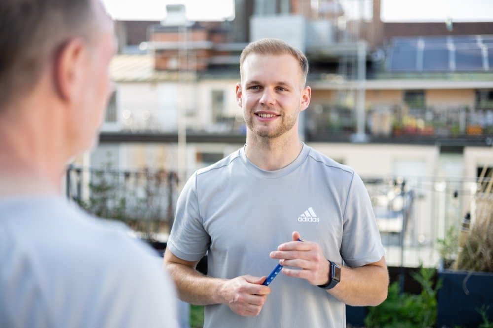 Tim Sußbauer im Gespräch mit einem Klienten