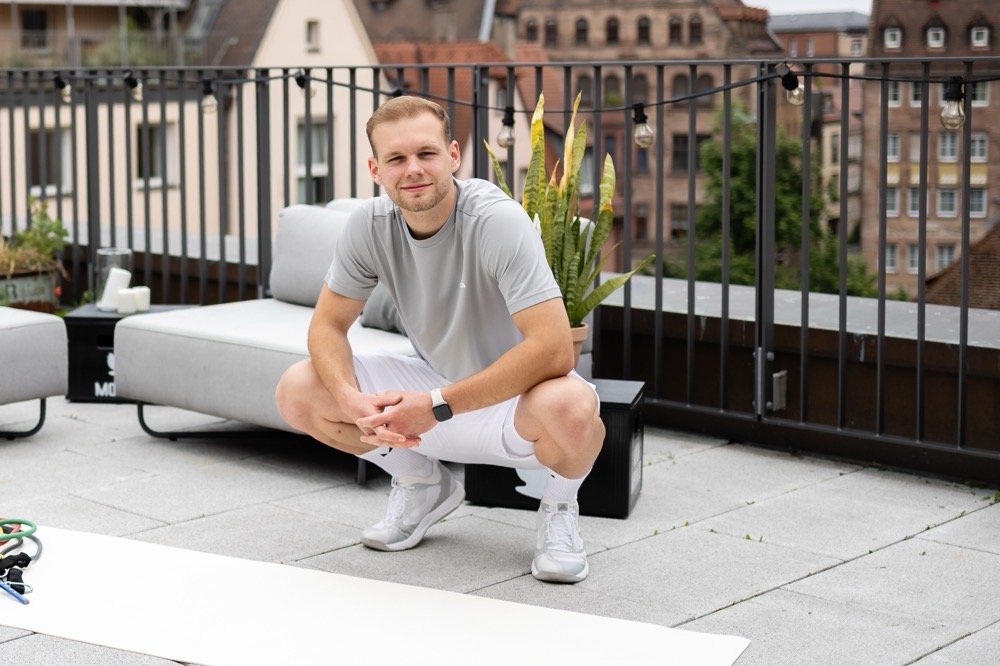 Tim Sußbauer an der Trainingsmatte auf einer Dachterrasse in Nürnberg