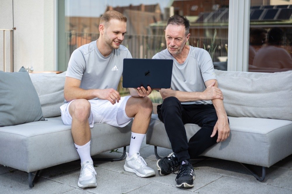 Tim Sußbauer bespricht den Trainingsplan mit einem Klienten